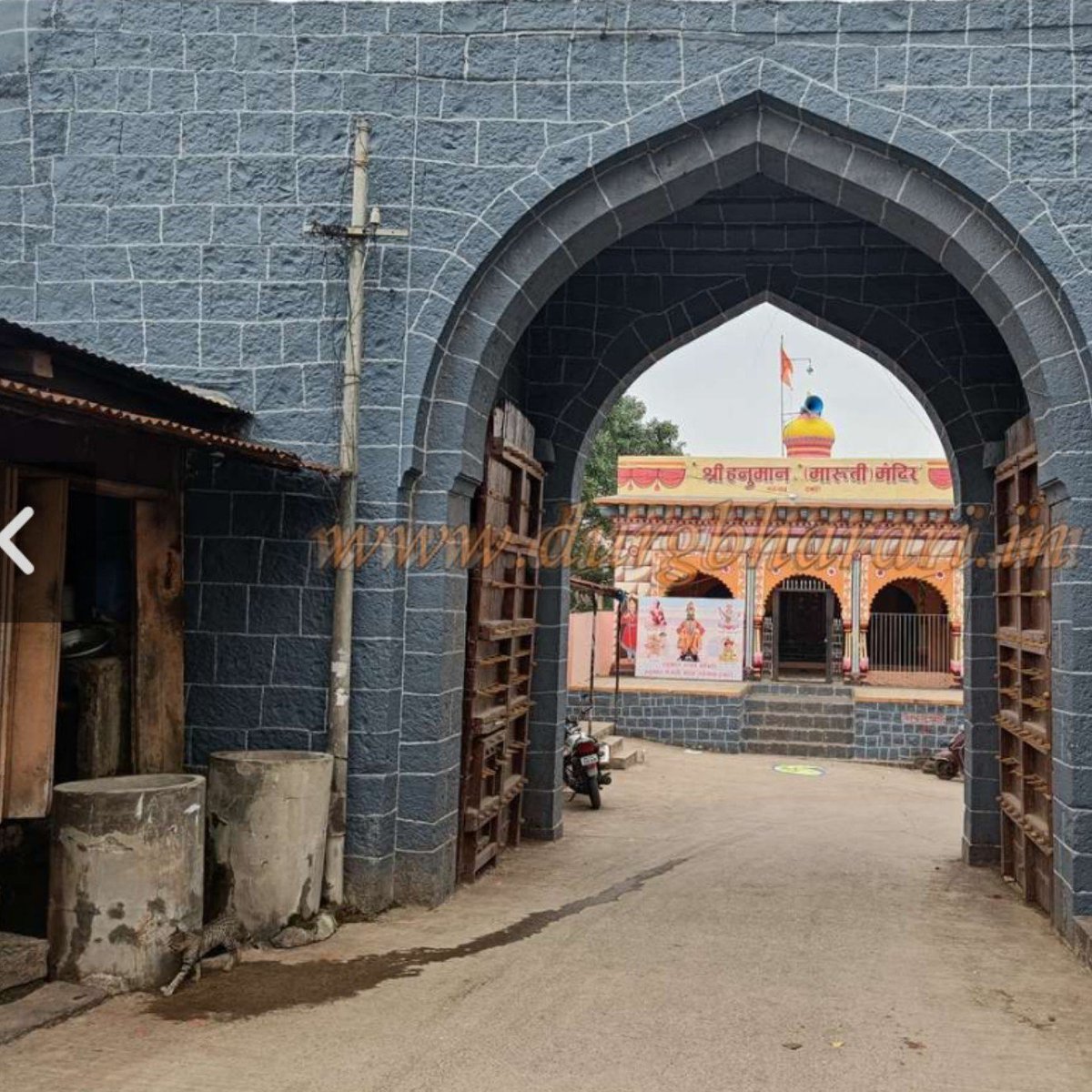 Garjana206's tweet photo. तळेगाव ढमढेरे नगर पुणे रोड वर शिक्रापूर पासून ६किलोमीटर वर आहे.ढमढेरे हे छत्रपती  शिवाजी आणि छत्रपती संभाजी महाराज यांचे अंगरक्षक बाबाजी ढमढेरे यांचा गाव म्हणून ढमढेरे नाव जोडले आहे.तिथला  वाडा (गढी ) शेवटच्या घटका मोजत आहे.
नारो बाबाजी ढमढेरे हे मराठा साम्राज्यातील पराक्रमीबाजी https://t.co/nYJijz6Hfl