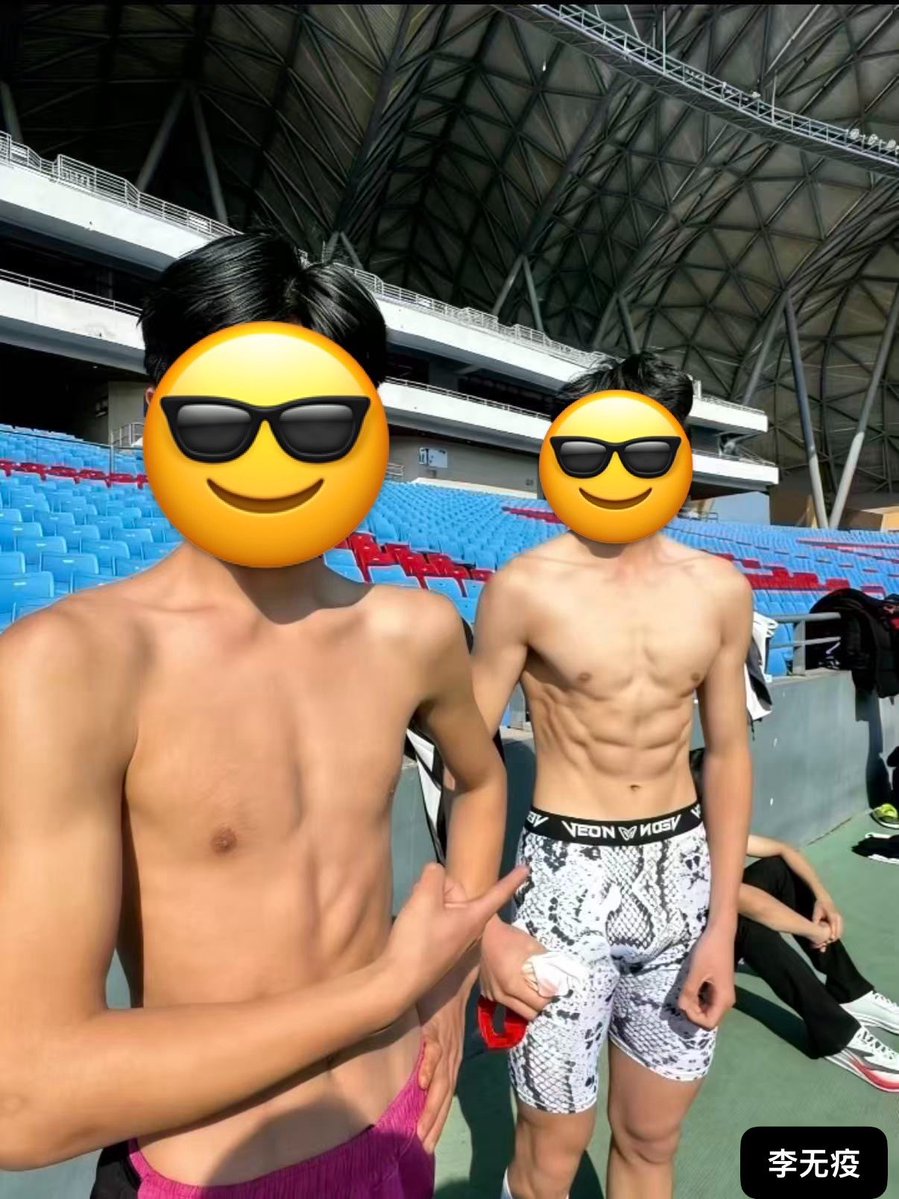 Lin181s's tweet photo. 喜欢你爹的蟒纹嘛？🖕🏻🤑🤪 #体育生 #高中 #高弹 https://t.co/8KdaHHYniF