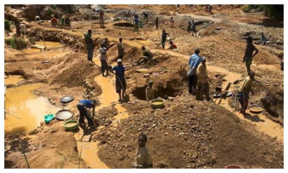 DailyPostNGR's tweet photo. Troops seize 5,000 bags of ilmenite, arrest six suspected illegal miners in Bayelsa
https://t.co/co50t2XBLZ https://t.co/GeVmghAIpp