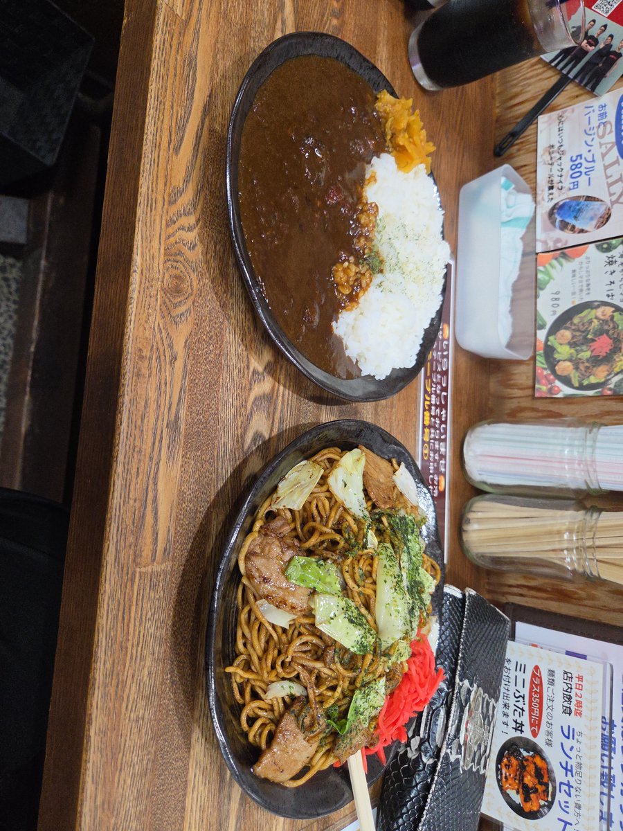 uwasabu_hi_chan's tweet photo. AGZZ からのだるまで遅めのランチ。
豚バラ焼きそば大盛りとビーフカレー。
豚も牛も食べたので後で鳥も食べないと
#噂のブーヒーちゃん
#食兄
#高崎グルメ
#AGZZ
#二代目だるま本店 https://t.co/IYXceb0F2U