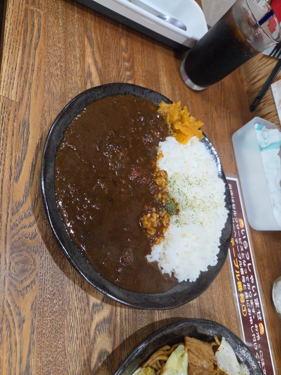 uwasabu_hi_chan's tweet photo. AGZZ からのだるまで遅めのランチ。
豚バラ焼きそば大盛りとビーフカレー。
豚も牛も食べたので後で鳥も食べないと
#噂のブーヒーちゃん
#食兄
#高崎グルメ
#AGZZ
#二代目だるま本店 https://t.co/IYXceb0F2U