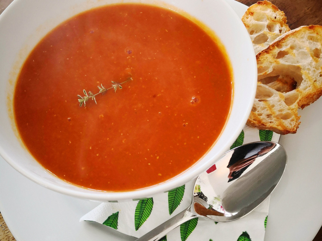 blosw885967's tweet photo. A cozy weekday lunch: creamy tomato basil soup with crusty sourdough  Perfect for warming up! https://t.co/uOg2gVYlPH