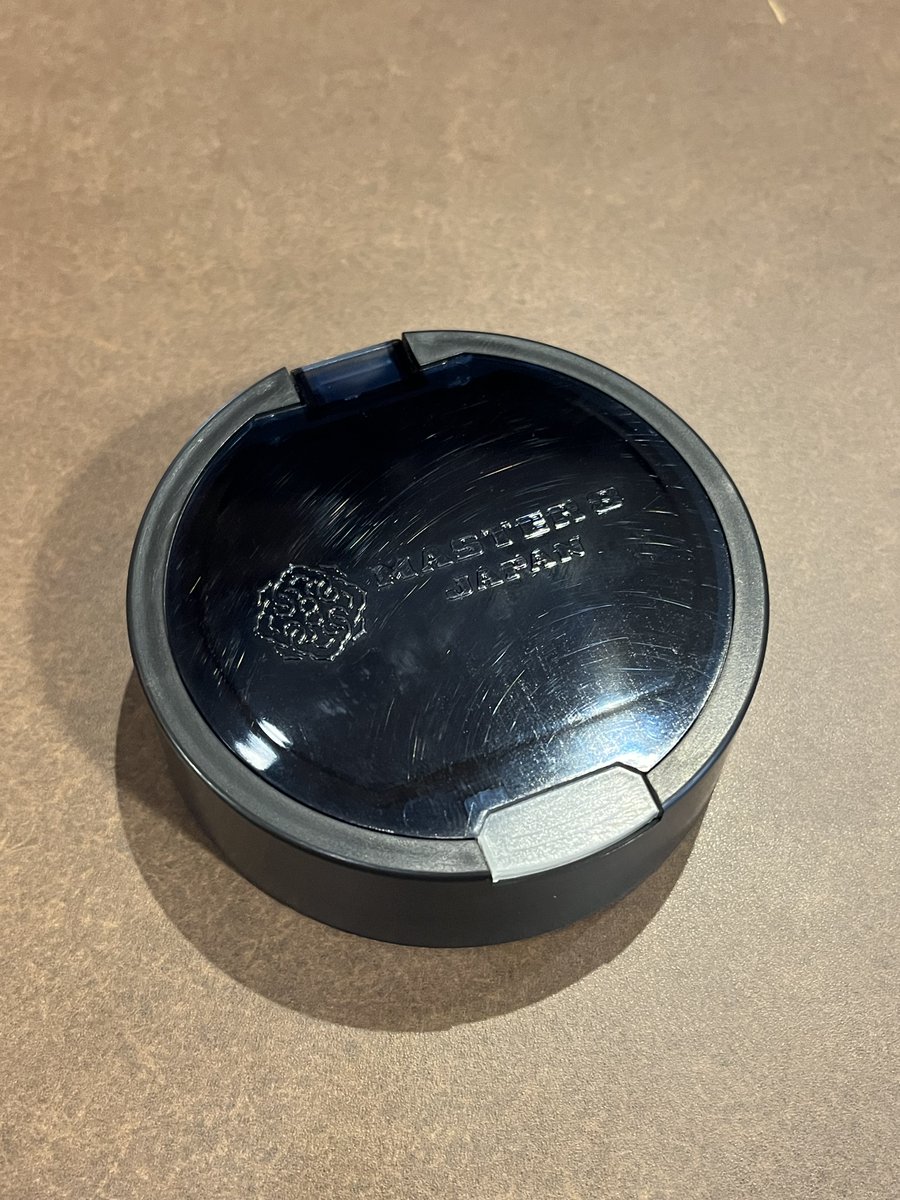 premium_guitars's tweet photo. 【#PGアクセサリー情報】

MASTER8 JAPAN
ELC-P EASY LOCK GUITAR PICK CASE
好評発売中

ステージ上の演奏時や楽曲制作のデスク上での利便性を追求したピックケース。
トライアングルタイプのピックで最大90枚まで収納可能。
ボタン部分は蓄光素材なので、暗い中でもピックの準備ができます。 https://t.co/D2MdfIDNG6