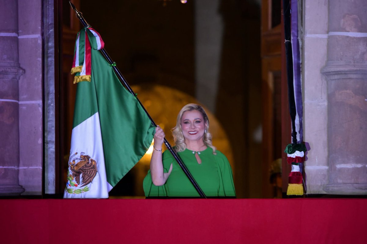 MaruCampos_G's tweet photo. Desde Palacio de Gobierno, y acompañada por miles de familias en la Plaza del Ángel, honramos a quienes nos dieron Patria y Libertad y celebramos los valores que nos unen y nos hacen seguir adelante.

¡Que viva la dignidad de los chihuahuenses! ¡Que viva la vida, que viva la verdad y que viva la libertad!

Gracias por compartir esta noche llena de emoción, que nos recuerda lo grande que es México y el orgullo de ser chihuahuenses. 

¡Viva Chihuahua! ¡Viva México! 🇲🇽