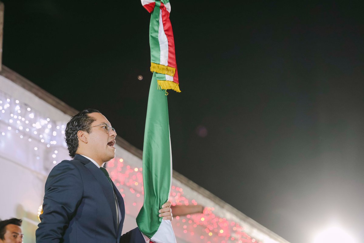 JosueGro's tweet photo. Así celebramos el Grito de Independencia en el Jardín Principal de El Pueblito, donde también realizamos una Guardia de Honor para recordar y rendir homenaje a quienes hicieron posible nuestra libertad.

Ser mexicanos es sentir orgullo por nuestra historia, nuestras raíces, nuestras tradiciones y por la gente que, con su trabajo y esfuerzo, hace grande a nuestro país.

En Corregidora sabemos que honrar este legado también significa seguir trabajando todos los días para que la libertad se traduzca en mejores oportunidades y una mejor calidad de vida para las familias.

Hoy celebramos lo que somos y la historia que nos une.

¡Viva Corregidora!
¡Viva Querétaro!
¡Viva México!
