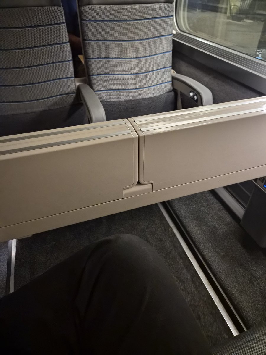 sanchezroulante's tweet photo. Tellement d'aura que j'ai un carré pour moi seul dans un TGV bondé pour Paris 💁‍♂️✨️ https://t.co/R6ZpJ1Wy5c