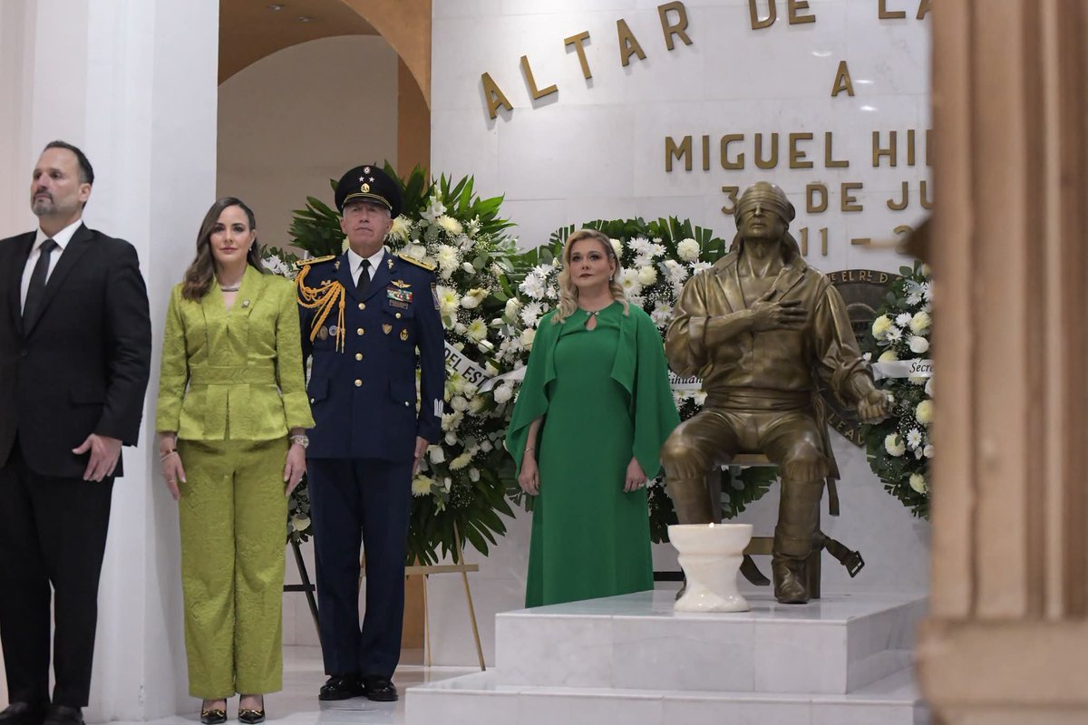 MaruCampos_G's tweet photo. Desde Palacio de Gobierno, y acompañada por miles de familias en la Plaza del Ángel, honramos a quienes nos dieron Patria y Libertad y celebramos los valores que nos unen y nos hacen seguir adelante.

¡Que viva la dignidad de los chihuahuenses! ¡Que viva la vida, que viva la verdad y que viva la libertad!

Gracias por compartir esta noche llena de emoción, que nos recuerda lo grande que es México y el orgullo de ser chihuahuenses. 

¡Viva Chihuahua! ¡Viva México! 🇲🇽