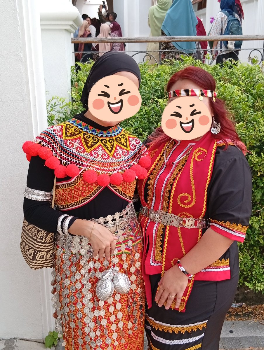 PINKHOR's tweet photo. Happy Malaysia Day! 🇲🇾✨
Joined Keretapi Sarong this year! It was so nice seeing everyone in traditional outfits. 

Loved the black kebaya with fruit motifs—it was super cute! https://t.co/G8YW9u8x1g