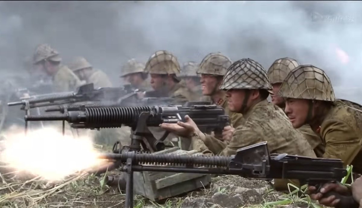 Turutontan7924's tweet photo. 初めて見た時、重機関銃が普通の歩兵と混ざって戦うことなんてないと思っていたのだが、 
いま考え直してみると、重機関銃中隊一個分隊が歩兵中隊に配属されたというシナリオならば、割と現実にあり得そう() 

↓軽機関銃の数量がかなり多いことは、さておき、歩兵分隊は密集し過ぎでは？ https://t.co/ua9PtKtqH5