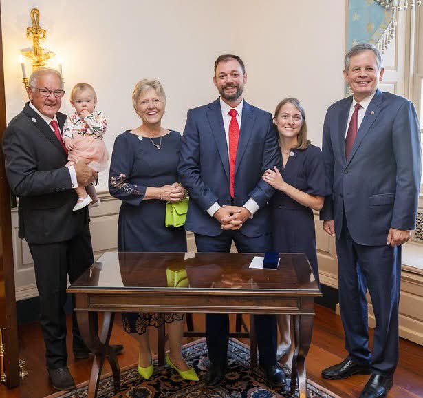jacobincambodia's tweet photo. Here he comes!

Christopher Anderson has been sworn in as the new U.S. Ambassador to Cambodia. He arrives with trade, security cooperation and dismantling scam networks high on the agenda.

Welcome to Cambodia, Mr. Ambassador. https://t.co/SDBQdij6SX