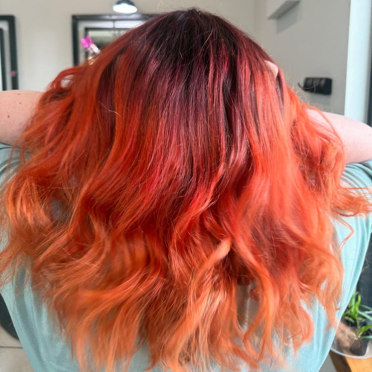 sarado_regiaoCF's tweet photo. Chrissy (@beach_bum_4life_ ) is coming in hot with this one 🥵🔥 Hair by Chrissy
Photo description: deep red hair at roots melted into brighter red to copper to gold ends styled in curls. https://t.co/hWs2D4DeFR