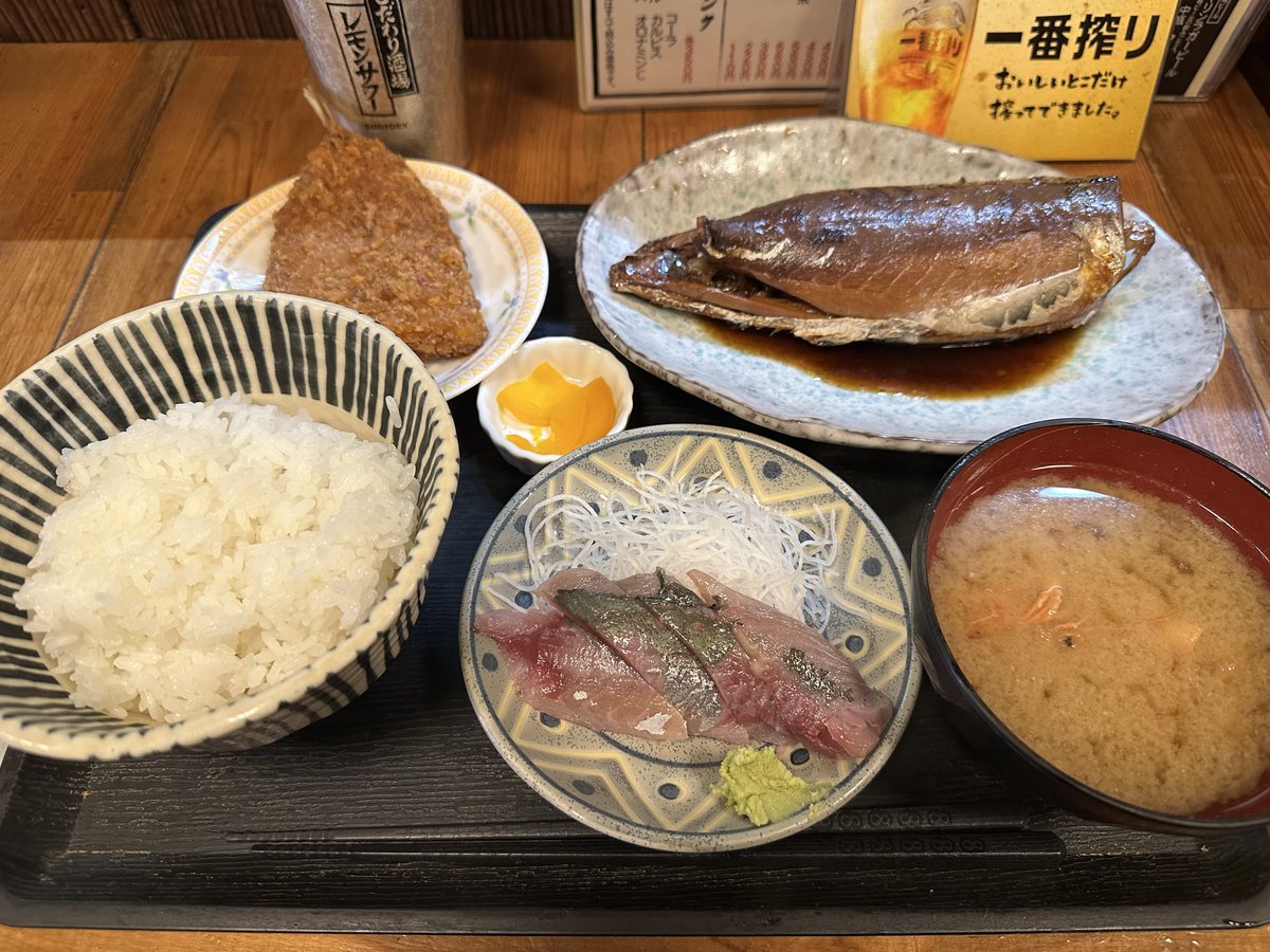 takkrock's tweet photo. 海のある街に来ました🐟煮付けや刺身より海老アタマ入り味噌汁が一番の高ポイントだった千円ひるごはん🍚 https://t.co/rPyuI83Vgq