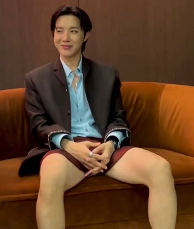 joon_lovebot's tweet photo. jungkook's underwear vs hobi's profesional shorts https://t.co/WksFIL2jfA