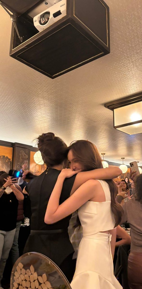 gisellbnitz's tweet photo. Esta fue la cara de Charlotte después de que Engfa le robó un beso 🗼🗼
#EnglotForeverInParis
#englot #อิงล็อต https://t.co/H1p3NqN2tY
