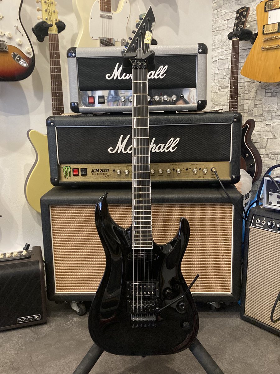 B13Guitars's tweet photo. ESP HORIZON-I Black 2023が入荷。

ESPのフラグシップモデルとして長年愛されている「HORIZON」。
スルーネック特有のハイポジションでの演奏性とロングサスティーン、パーツもブラックで統一されクールな見た目のHR/HMを体現した本機はテクニカルなプレイを得意とするギタリストにオススメです。 https://t.co/kNVz9sfqMa