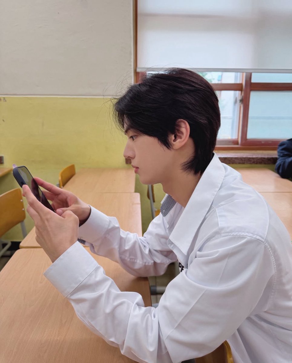 do_marr42's tweet photo. そんなん授業中もドフンに体向けて座ってまう
お弁当もドフンに体向けながら食べてまう https://t.co/pRlz5NjrO8