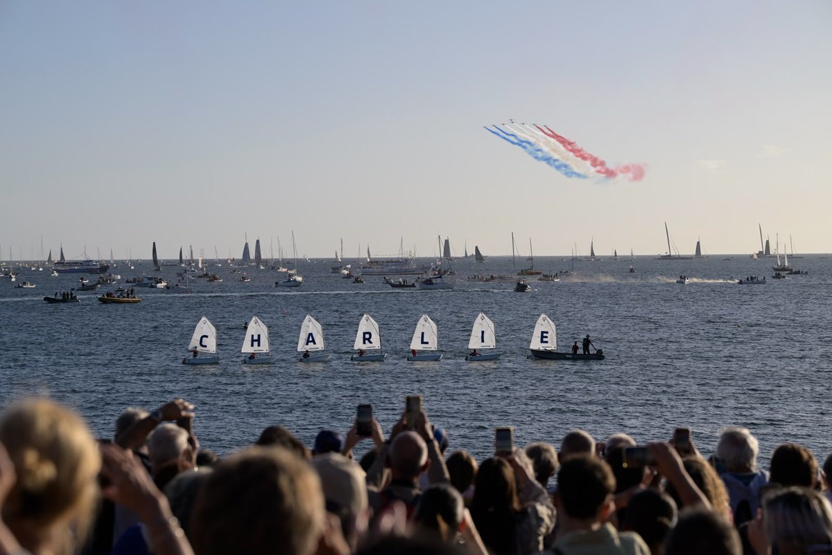 VendeeGlobe's tweet photo. Une journée en hommage à Charlie Dalin 🩵

Des images fortes, du bruit, de l’émotion et surtout beaucoup de monde réuni à Concarneau, sur l’eau comme à terre.

Merci d’avoir été si nombreux à partager ce moment !

📸 Crédits photos : Vincent Curutchet et O. Blanchet. https://t.co/dtTQZPUwKp