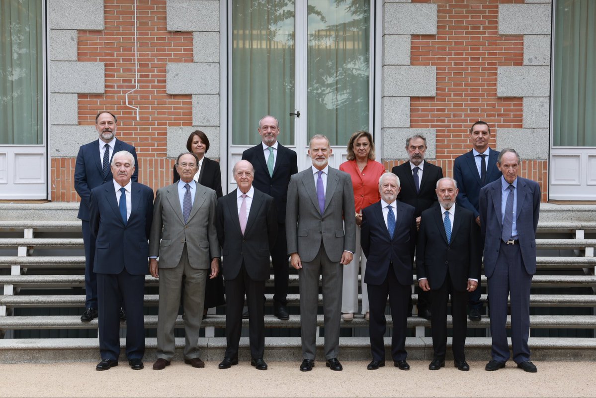 CasaReal's tweet photo. El Rey ha recibido, en el Palacio de La Zarzuela, a una representación del @ColegioEmeritos, que ha presentado las conclusiones y recomendaciones del informe sobre Prevención de Catástrofes elaborado por la institución.

➡️https://t.co/nfTsbrTp8c https://t.co/bnmGCz8vvd