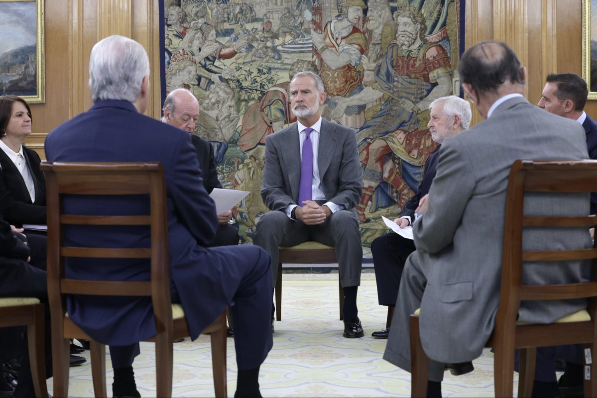 CasaReal's tweet photo. El Rey ha recibido, en el Palacio de La Zarzuela, a una representación del @ColegioEmeritos, que ha presentado las conclusiones y recomendaciones del informe sobre Prevención de Catástrofes elaborado por la institución.

➡️https://t.co/nfTsbrTp8c https://t.co/bnmGCz8vvd