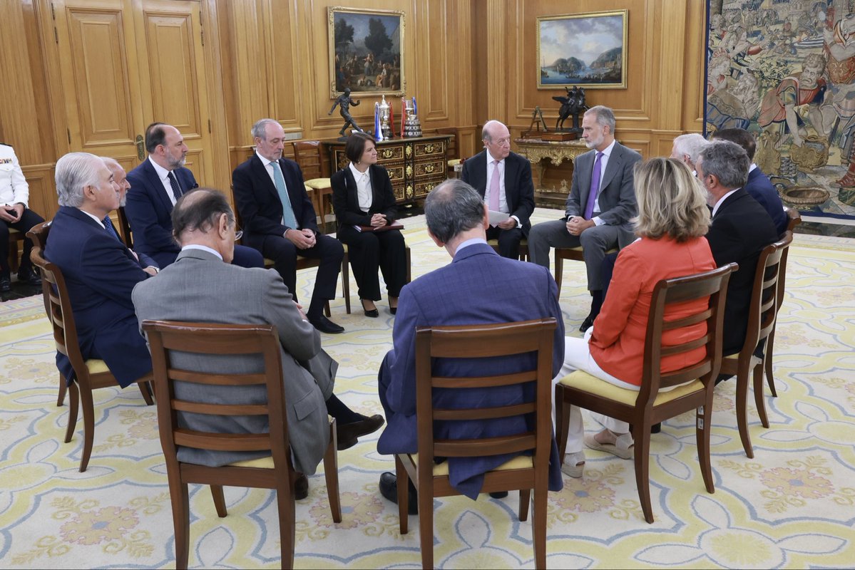 CasaReal's tweet photo. El Rey ha recibido, en el Palacio de La Zarzuela, a una representación del @ColegioEmeritos, que ha presentado las conclusiones y recomendaciones del informe sobre Prevención de Catástrofes elaborado por la institución.

➡️https://t.co/nfTsbrTp8c https://t.co/bnmGCz8vvd