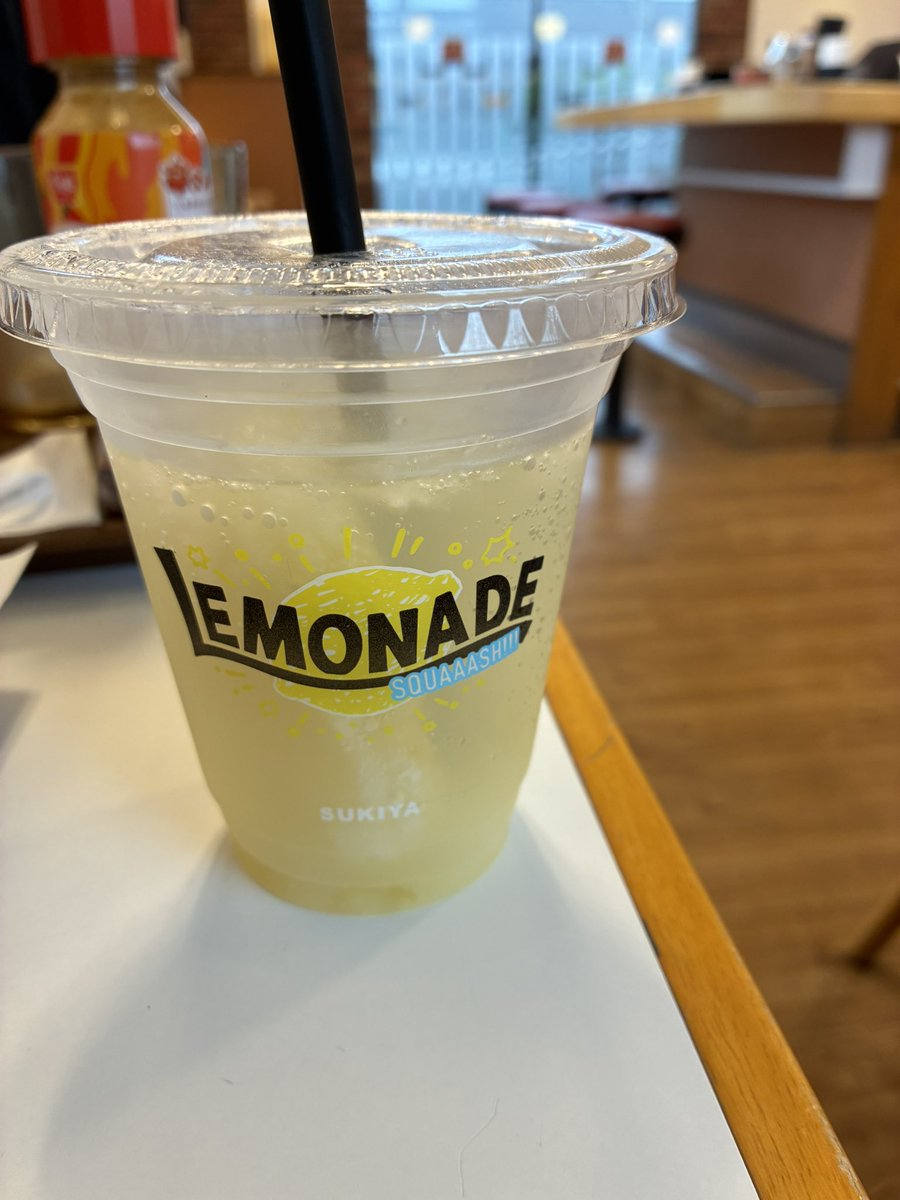 norikonsome's tweet photo. お昼ごはん。
すき家へ！！
テレビCMを観て、気になってた
「月見すきやき牛丼」(たまご乗せる前w)
SNSでハズってた
「レモネード」
どちらも美味しかった😋

#お昼ごはん
#すき家
#すきやき牛丼
#レモネード https://t.co/I3tO6hOCEm