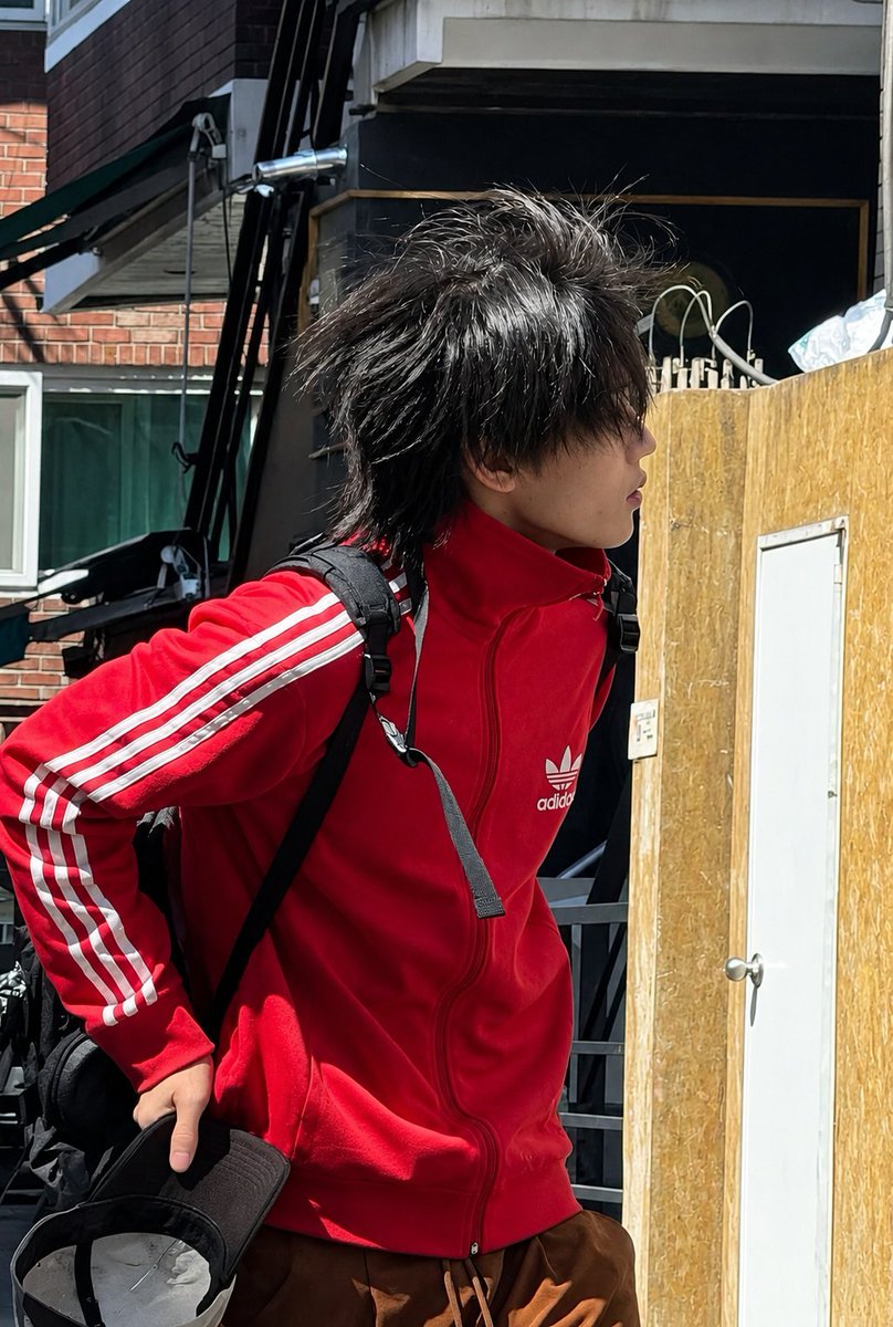MAGNUMYGBRASIL's tweet photo. Um OP afirma ter encontrado o garoto do chapéu amarelo nesta manhã, no prédio da YG. Segundo o relato, ele estava muito bonito.

#YGNBG #YGNEWBOYGROUP https://t.co/IEPXld27tv