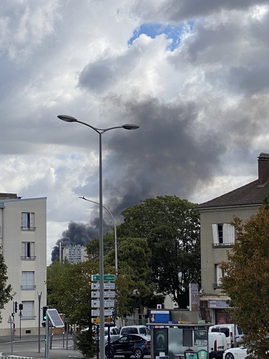 steph3xx's tweet photo. Incendie en cours à Aulnay sous Bois 😳 https://t.co/FjRYuqfa2m