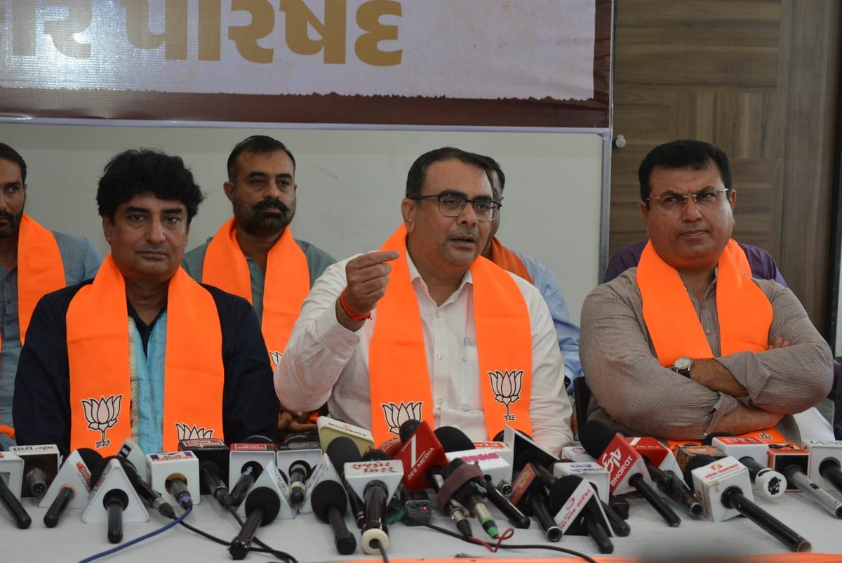 BJPDrMadhavDave's tweet photo. ભારતીય જનતા પાર્ટી રાજકોટ મહાનગર દ્વારા માનનીય પ્રધાનમંત્રી શ્રી નરેન્દ્રભાઈ મોદી સાહેબના સેવા અને સમર્પણના 25 વર્ષ સેવા સંકલ્પ અભિયાન અન્વયે રાજકોટ કમલમ કાર્યાલય ખાતે પત્રકાર પરિષદ યોજાઇ.

@BJP4Gujarat @BJP4India 
@narendramodi @AmitShah https://t.co/0njFmuI3ND