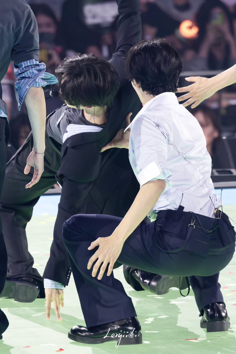 tarodoll127's tweet photo. does shotaro have a lethal back arch or is his ass just fat as fuck? https://t.co/hrX5wccnG5