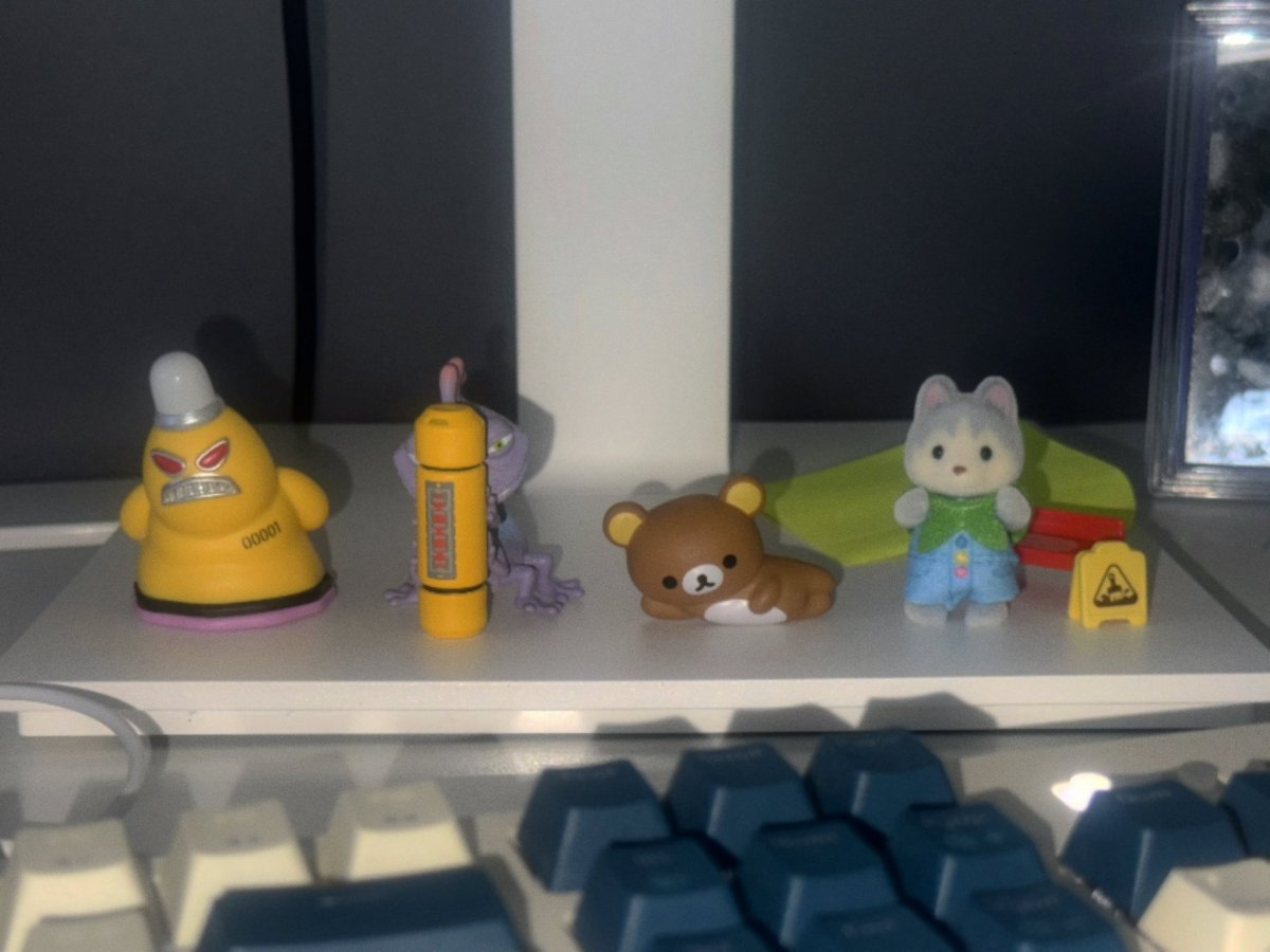 Dmlylbx's tweet photo. 회사 책상 꾸미기에 허스키 한마리 추가요 ~ https://t.co/m1csU8LUqY