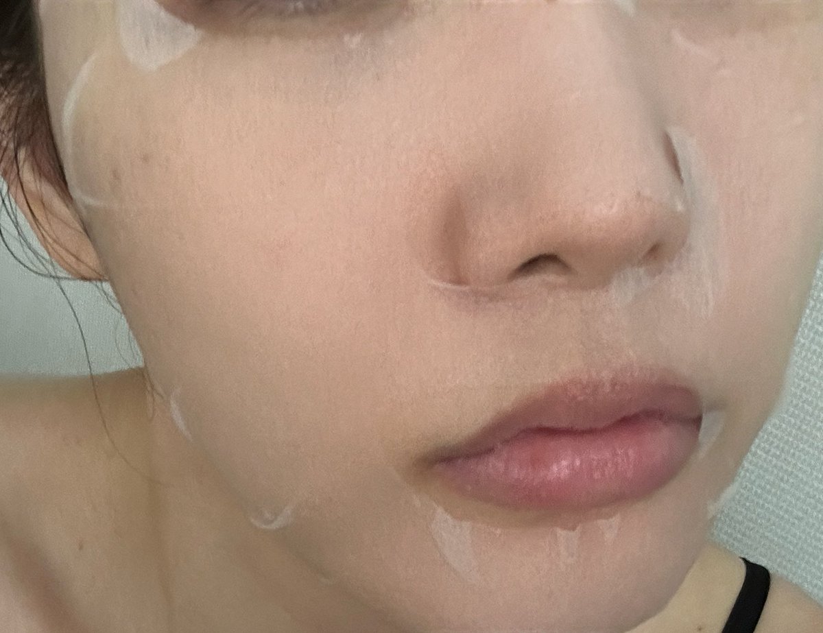 dldpvm's tweet photo. 토너패드 재질로 얇고 쫀쫀해서 
베이스 전에 하기 딱 좋다 이말입니다.

앰플도 가득 들어있는데 끈적이는
타입이 아니라서 좋았슨... 

본인은 세수하고 나와서 바로 붙여놓고
머리말리는데 어느정도 머리 말랐다 싶을 때 패드 떼면 얼굴 쫀쫀해짐 건조할 틈이 없음 😆 https://t.co/Xh8LUNRHpV