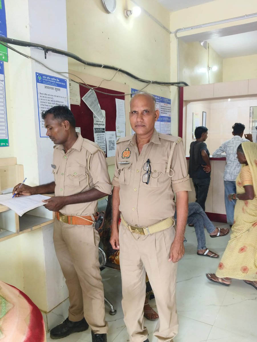 budaunpolice's tweet photo. #SSP @budaunpolice के निर्देशन में अपराध/अपराधियों पर नियंत्रण के दृष्टिगत #थाना_बिनावर पुलिस द्वारा #बैंक_चेकिंग अभियान चलाकर बैंक/एटीएम तथा आस-पास संदिग्ध व्यक्ति/वाहनों की चेकिंग की गई, बैंक सुरक्षा ड्यूटी पर लगे सुरक्षाकर्मियों को आवश्यक दिशा-निर्देश दिये। https://t.co/BZeaSXqFKP