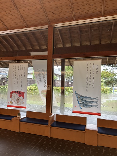 setsu0107's tweet photo. 静岡県の掛川市二の丸美術館での大規模原画展始まりました！。展示の様子も窓際の垂れ幕も素敵ですね。グッズも多く取り揃えております。長期の展示なのでぜひみなさまお越し下さいませ＾＾
https://t.co/9Da1D60bor
会期：9月15日（火）〜11月23日（月・祝）
9時〜17時
休館：月曜日（祝日は翌平日） https://t.co/pbeBSPP6sG