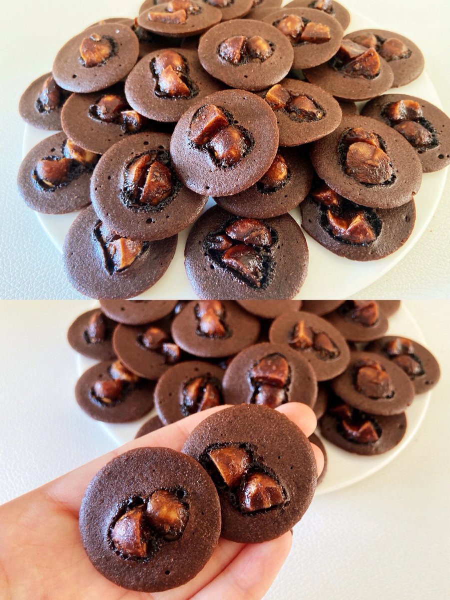 flory738975's tweet photo. Nothing beats the warm, buttery scent of fresh chocolate chip cookies coming out of the oven on a lazy weekend—perfect little bites of joy for my cozy afternoon. https://t.co/4DDrHvxw48