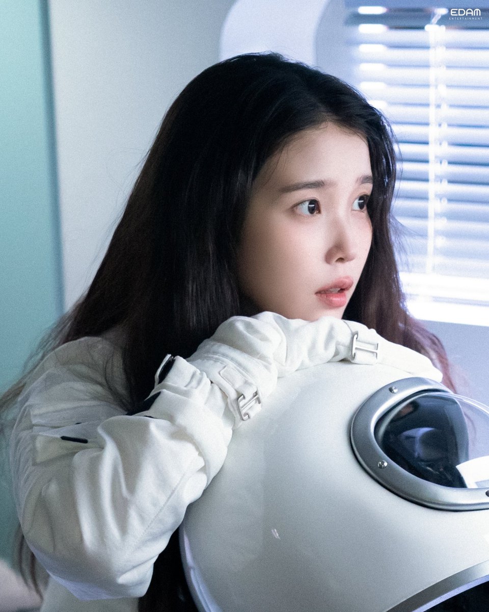 _IUofficial's tweet photo. [📬]

평범한 날 갑자기 문을 열고 들어온 ‘이 별로부터’ 💫
When ‘Unknown Planet’ suddenly walked through the door on an ordinary day 💫

🔗 https://t.co/94WTD4Lhrv

#아이유 #IU
#이별로부터 #UnknownPlanet https://t.co/pNqUvFvqV0