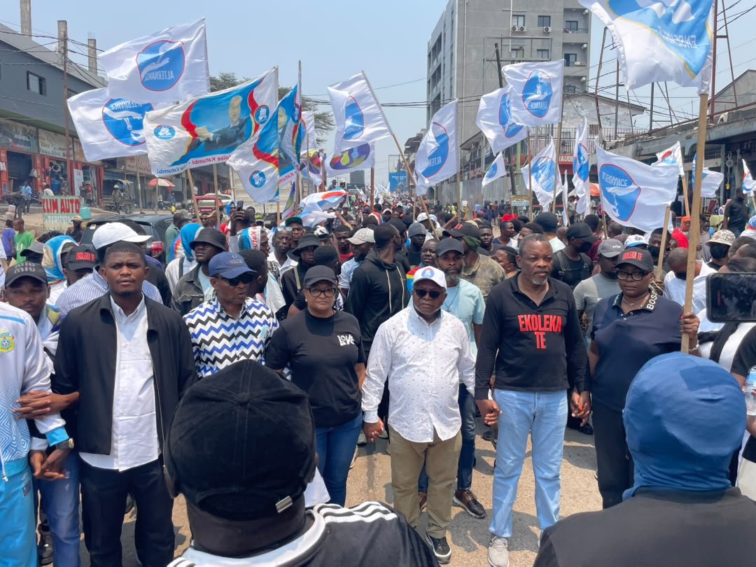 Kilosho03's tweet photo. Hier, le peuple a prouvé qu'il ne veut plus d'un deuxième Mobutu. Le Président Félix #TSHISEKEDI ne sera jamais un empereur en #RDC .

Nous dénonçons la répression inhumaine et deshorante du pouvoir. C'est une preuve de plus du non-respect des principes démocratiques par le régime #TSHISEKEDI. 

Merci au peuple congolais d'avoir répondu massivement à l'appel du Président Moïse #KATUMBI. Nous ne cédérons pas.

@SalomonKalonda @moise_katumbi @mwandochris @benoitkalasa @MagloireKabwe @PrMatofali #RDC