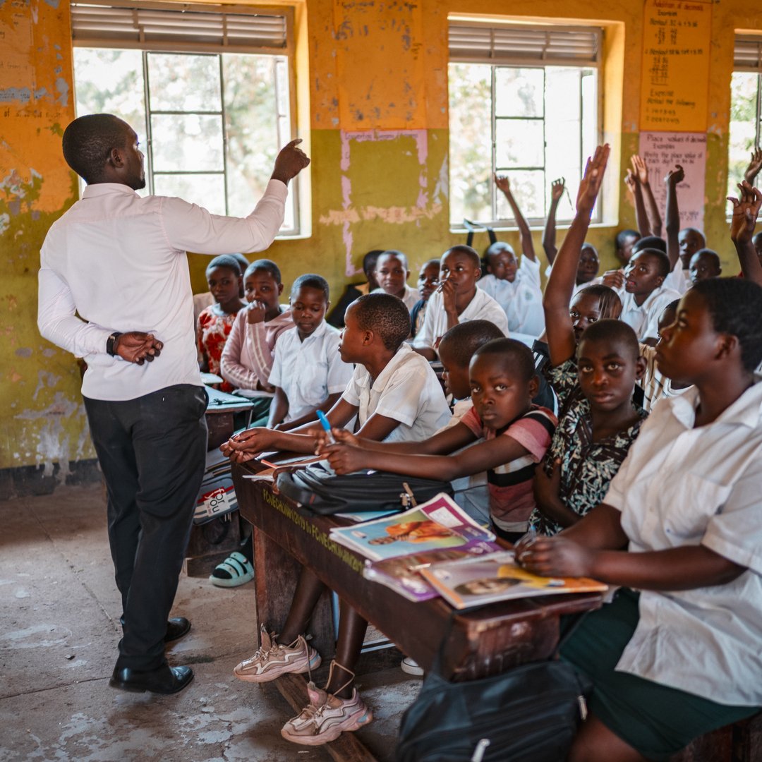 fca_uganda's tweet photo. 📚 Back to school!

As classrooms fill up again, we wish all learners, teachers and school communities a successful new term.

 Here’s to a term of learning, growth and new opportunities. ✏️🏫 https://t.co/1rT8ARBura