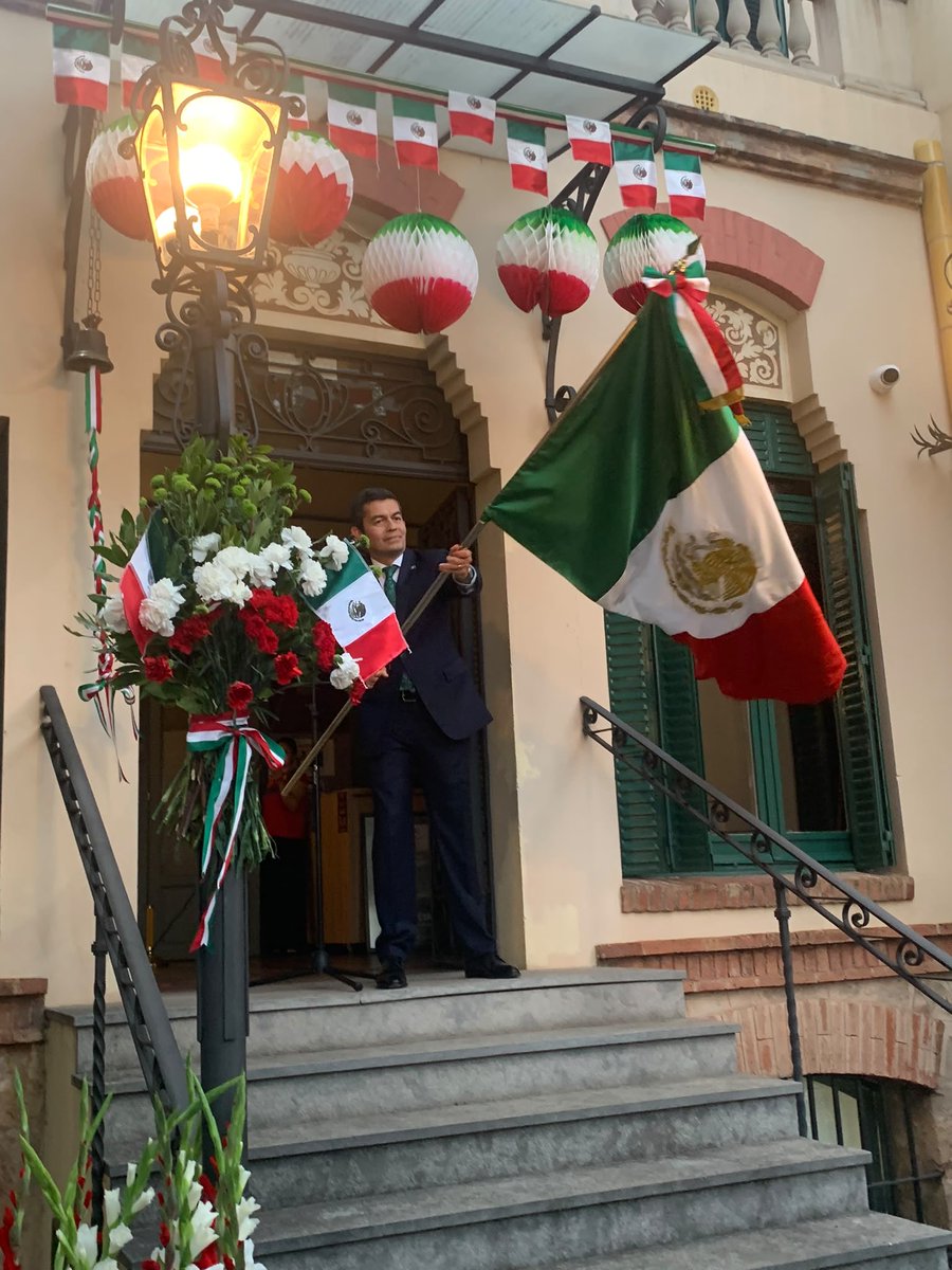 NavarroBernachi's tweet photo. ¡Viva México en Barcelona! https://t.co/djBsc35oNd
