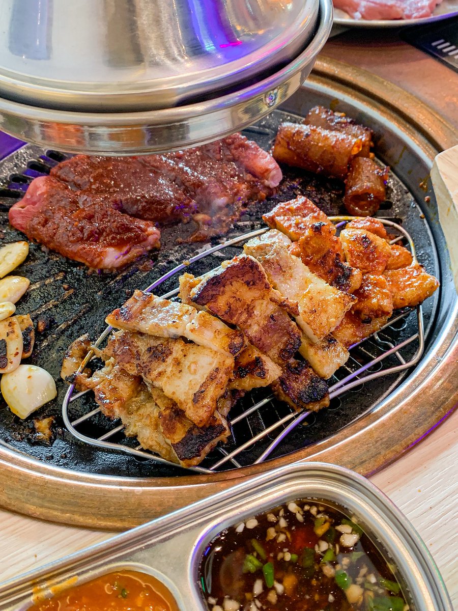 whatdoueattoday's tweet photo. มาคอนเฟิร์มอีกเสียงคับว่าถูกและดีมีอยู่จริง✅ หมูหมักอร่อย สามชั้นเริ่ด ของกินเล่นเครื่องเคียงก็มีให้เลือกเยอะ ไม่จำกัดเวลาแถมจัดโปรบ่อยอี้กกกก🥹💖 ร้านเค้ามีหลายสาขาอยู่นะคับ https://t.co/nknqa5Yg2e
