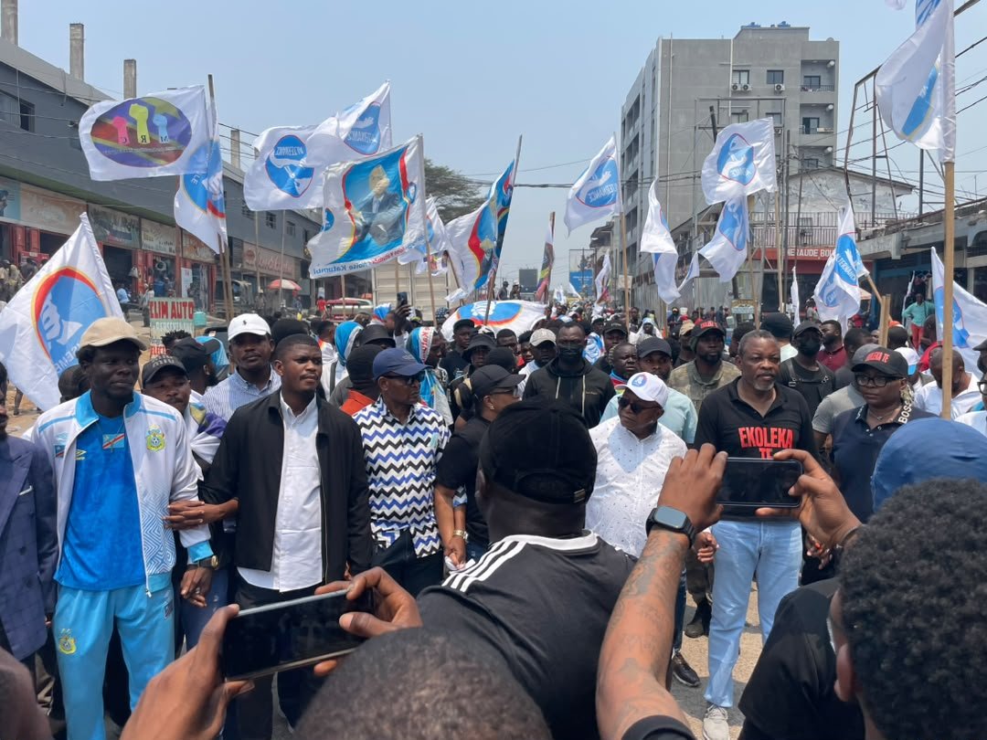 Kilosho03's tweet photo. Hier, le peuple a prouvé qu'il ne veut plus d'un deuxième Mobutu. Le Président Félix #TSHISEKEDI ne sera jamais un empereur en #RDC .

Nous dénonçons la répression inhumaine et deshorante du pouvoir. C'est une preuve de plus du non-respect des principes démocratiques par le régime #TSHISEKEDI. 

Merci au peuple congolais d'avoir répondu massivement à l'appel du Président Moïse #KATUMBI. Nous ne cédérons pas.

@SalomonKalonda @moise_katumbi @mwandochris @benoitkalasa @MagloireKabwe @PrMatofali #RDC