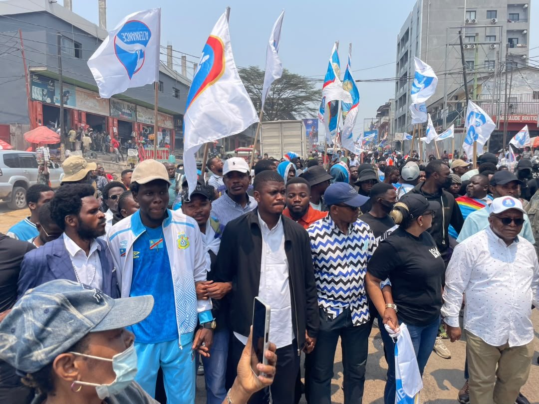 Kilosho03's tweet photo. Hier, le peuple a prouvé qu'il ne veut plus d'un deuxième Mobutu. Le Président Félix #TSHISEKEDI ne sera jamais un empereur en #RDC .

Nous dénonçons la répression inhumaine et deshorante du pouvoir. C'est une preuve de plus du non-respect des principes démocratiques par le régime #TSHISEKEDI. 

Merci au peuple congolais d'avoir répondu massivement à l'appel du Président Moïse #KATUMBI. Nous ne cédérons pas.

@SalomonKalonda @moise_katumbi @mwandochris @benoitkalasa @MagloireKabwe @PrMatofali #RDC
