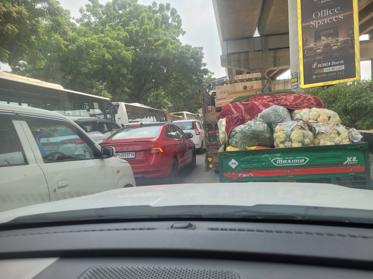 kumardevtechie's tweet photo. worst traffic condition bw advent building  to sector 142 metro Noida due to CNG pump @noida_authority @Noidatraffic this is happening everyday during office hours https://t.co/PL9LcBhXuA