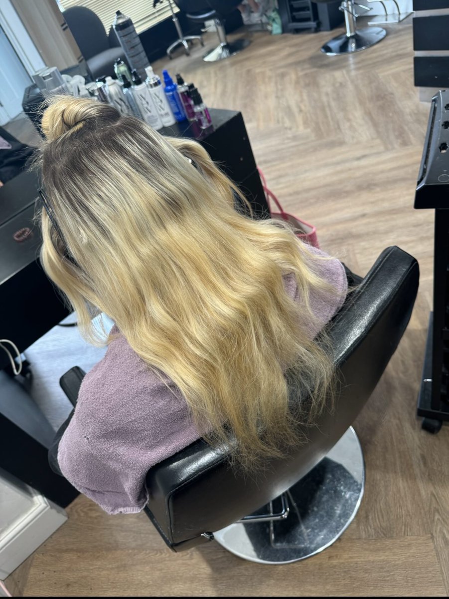 PatrickEvans8's tweet photo. BLONDE TRANSFORMATION &amp; 175g nano fitting just £250🫣🫣
Brand new @violahair the best of the best🫶
📲 𝔹𝕠𝕠𝕜𝕚𝕟𝕘𝕤 - 𝔻𝕄 @𝕤𝕜𝕪𝕖𝕤_𝕙𝕒𝕚𝕣𝕩
♡︎ 𝙼𝚘𝚕𝚕𝚢𝚖𝚊𝚎 𝚅𝚘𝚕𝚞𝚖𝚎 𝚌𝚞𝚛𝚕𝚜
💃🏼 𝙲𝚑𝚎𝚕𝚜𝚎𝚊 𝙱𝚕𝚘𝚠𝚍𝚛𝚢𝚜
💁🏼‍♀️ 𝚂𝚎𝚕𝚏 https://t.co/yJXRmw1XE6