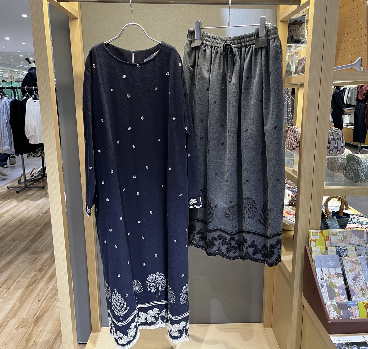 marbleSUD_kyoto's tweet photo. 🐰rabbit lace🐰

うさぎの群れが冬の森の中をぴょんぴょん移動する様子を繊細なレースで表現しました🐇

起毛感のあるあたたかな綿素材で、一枚でも重ね着にも長く着られるアイテム揃っております✨

あべべフク

#マーブルシュッド
#京都伊勢丹 https://t.co/QALrcb9m4t