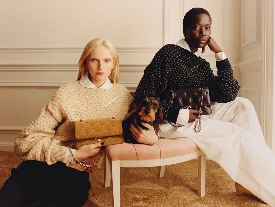 Pop_Fab_Lab's tweet photo. 👜 New hues, new chapter.

The Tory Burch Charlie Shoulder Bag arrives in rich tonal shades — where refined texture meets timeless elegance. ✨

Discover the new season now.

#ToryBurch #CharlieShoulderBag #NewArrivals #LuxuryFashion #HandbagLove https://t.co/GOQNUm5G9X