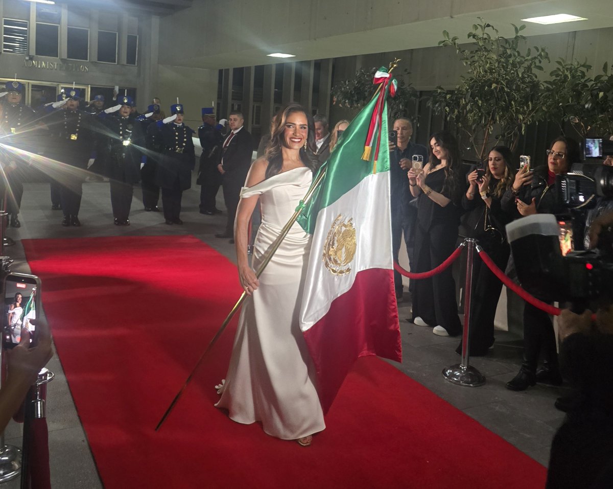 MariettoPonce's tweet photo. Un privilegio poder celebrar el día de la independencia con una mujer a la que admiro y que representa todo lo que está bien con la política. 

VIVA MÉXICO!!!!!

@AlessandraRdlv https://t.co/yPTwFajcU1