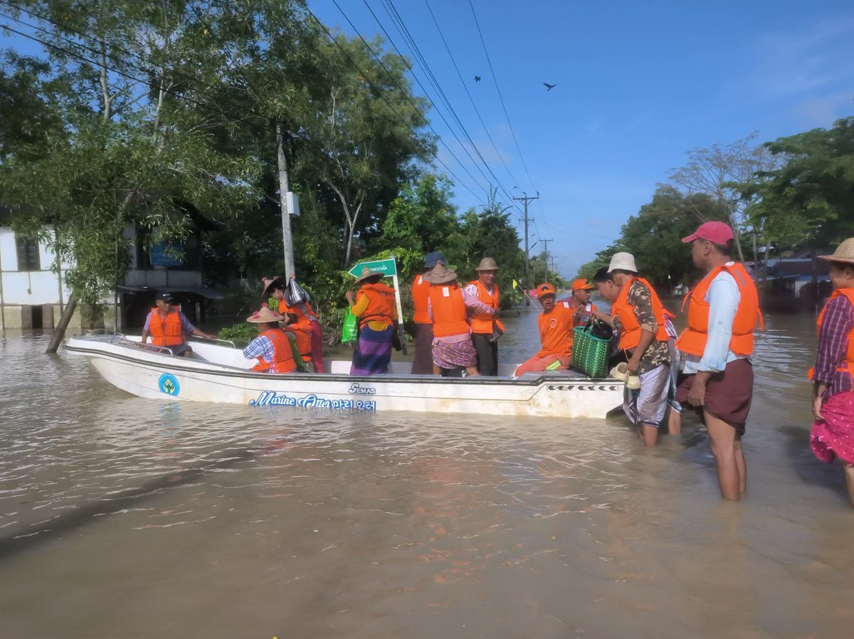 fsd_gov_mm's tweet photo. In Lemyethna Township, firefighters are carrying out sandbagging operations caused by water flowing through a breach beneath the embankment. They are providing transportation and delivering food supplies and drinking water to affected villages. https://t.co/i1wWjpgfzQ