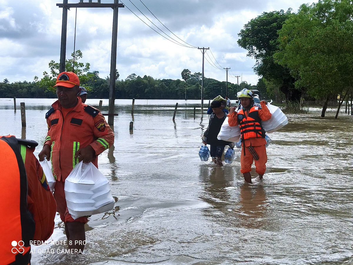 fsd_gov_mm's tweet photo. In Lemyethna Township, firefighters are carrying out sandbagging operations caused by water flowing through a breach beneath the embankment. They are providing transportation and delivering food supplies and drinking water to affected villages. https://t.co/i1wWjpgfzQ