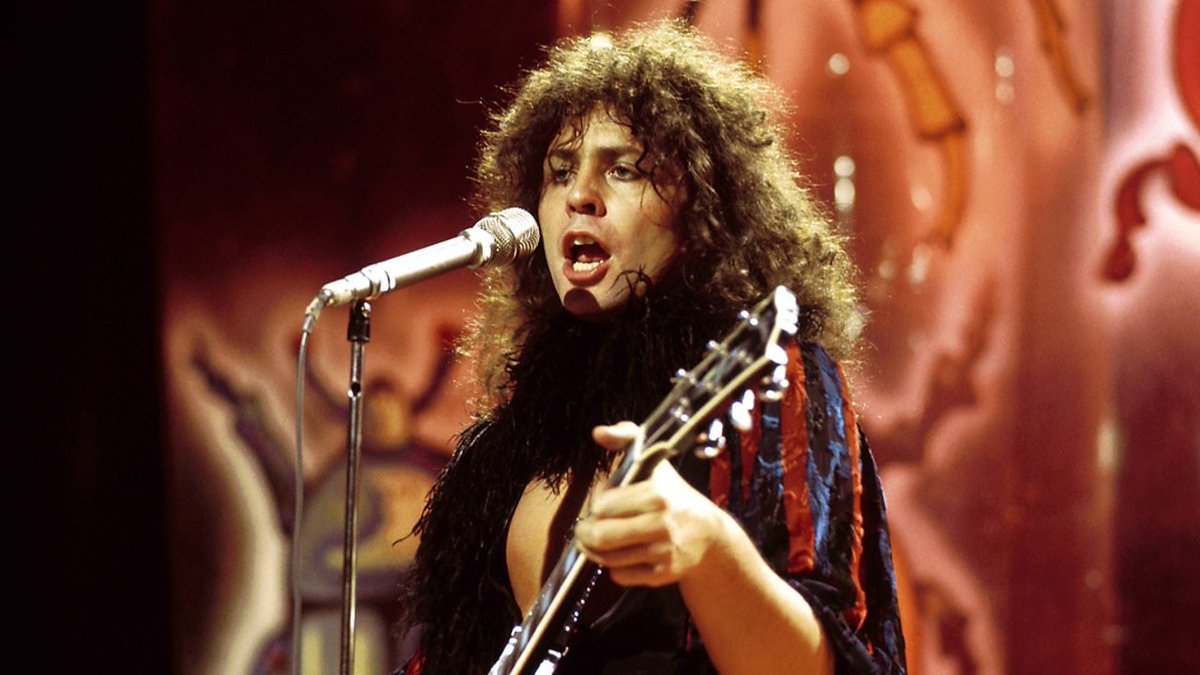 daveainsworth63's tweet photo. Remembering the great guitarist and singer-songwriter Marc Bolan (Mark Feld) who died on this day in 1977. He was 29. #MarcBolan #Trex #ElectricWarrior #Jeepster #GetItOn #RideAWhiteSwan #SolidGoldEasyAction #TelegramSam #HotLove #Deborah #MetalGuru #20thCenturyBoy https://t.co/kqzYtyI98n