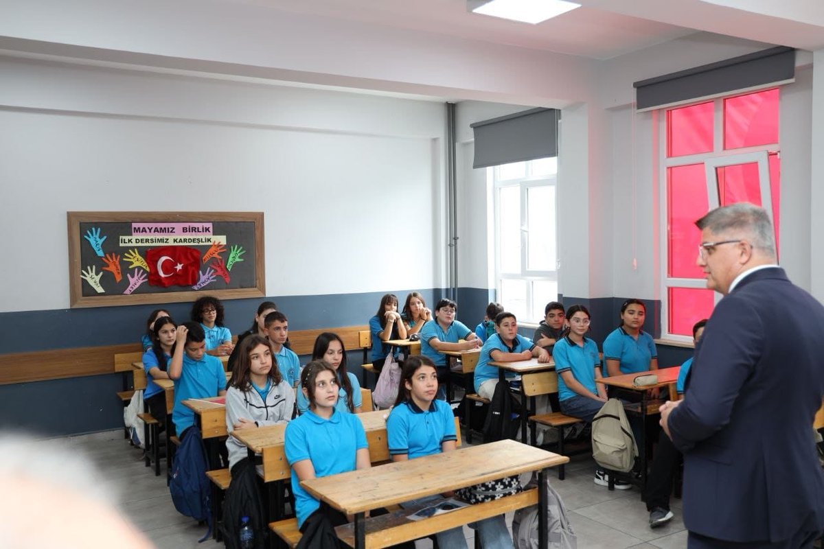 samsunmem's tweet photo. İl Milli Eğitim Müdürümüz Dr. Murat Ağar, Denizevleri Ortaokulunu ziyaret ederek öğrenci ve öğretmenlerimizle bir araya geldi.

Mayamız Birlik, İlk Dersimiz Kardeşlik .

#ilkdersimizkardeşlik https://t.co/f8OggBZKEo